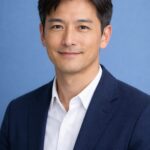 鼻毛・眉毛・耳毛ケアの記事用に作成した、清潔感のある40代・50代日本人男性の髭なし上半身ポートレート