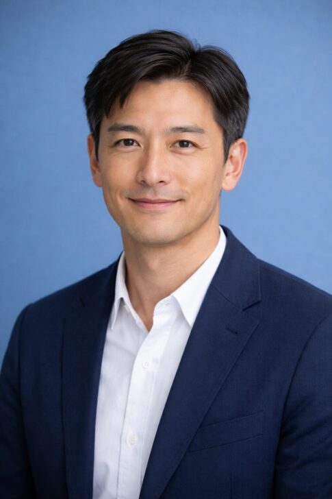 鼻毛・眉毛・耳毛ケアの記事用に作成した、清潔感のある40代・50代日本人男性の髭なし上半身ポートレート