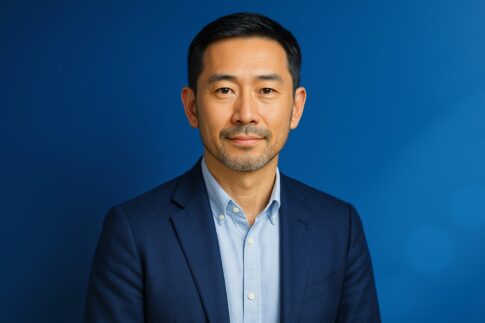 基調の半リアルな中年男性ポートレート。清潔感が伝わる装い（文字なし）