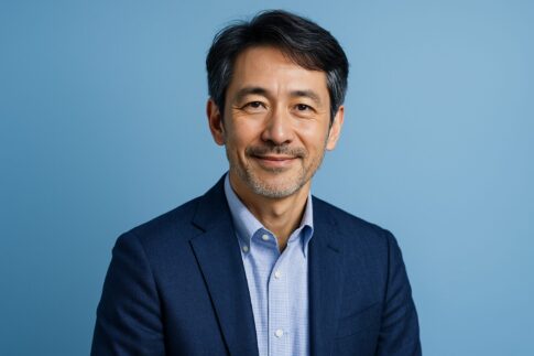 青を基調にした背景に清潔感のある40〜50代男性が微笑む半リアルなアイキャッチ