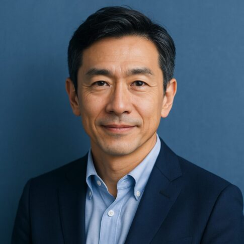 青基調の背景に、清潔感のある40〜50代の日本人男性が微笑んでいる半リアルなイメージ。