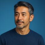 清潔感のある40代50代男性が青を基調とした背景で爽やかに写っている半リアル風のイメージ