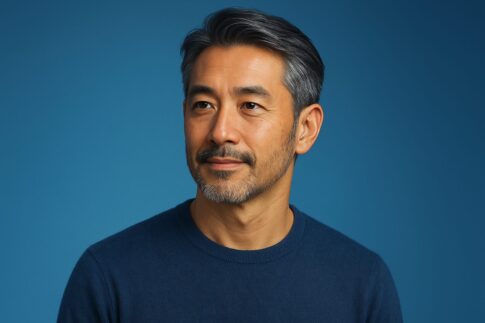 清潔感のある40代50代男性が青を基調とした背景で爽やかに写っている半リアル風のイメージ
