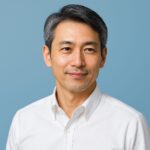 清潔感のある40〜50代日本人男性が白シャツを着て微笑んでいる青基調の半リアルなアイキャッチ画像