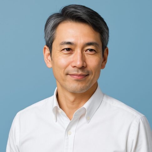 清潔感のある40〜50代日本人男性が白シャツを着て微笑んでいる青基調の半リアルなアイキャッチ画像