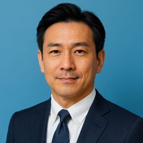 青基調の背景に立つ、清潔感のある40〜50代の日本人男性の半リアルなアイキャッチ画像