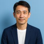 青い背景に清潔感のある40〜50代日本人男性が写った半リアルなアイキャッチ画像