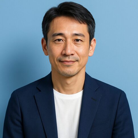 青い背景に清潔感のある40〜50代日本人男性が写った半リアルなアイキャッチ画像