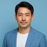 清潔感のある40〜50代日本人男性が青基調の背景で爽やかに微笑んでいる半リアル風アイキャッチイメージ
