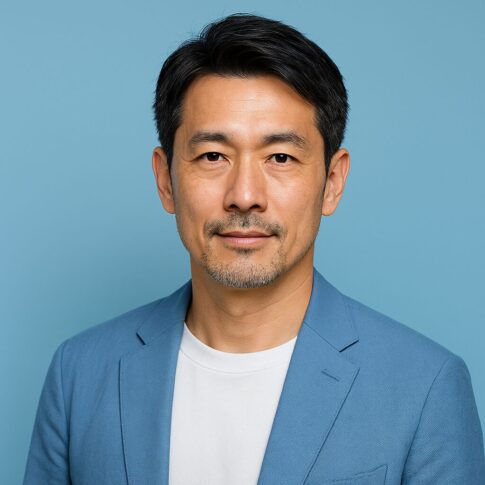 清潔感のある40〜50代日本人男性が青基調の背景で爽やかに微笑んでいる半リアル風アイキャッチイメージ