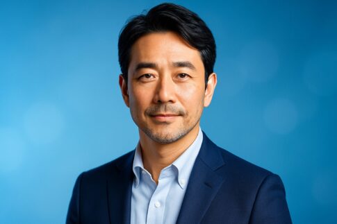オンライン結婚相談所の雰囲気に合う、清潔感のある40〜50代日本人男性の半身ポートレート（青基調・文字なし）