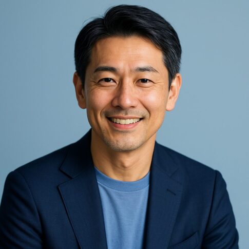青基調の背景で微笑む清潔感のある40〜50代日本人男性の半リアルなイメージ写真