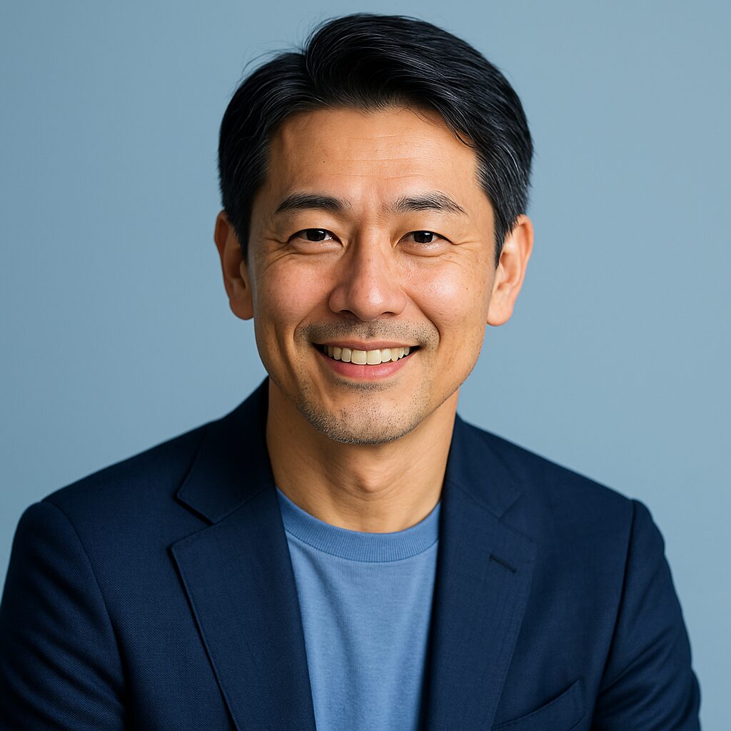 青基調の背景で微笑む清潔感のある40〜50代日本人男性の半リアルなイメージ写真