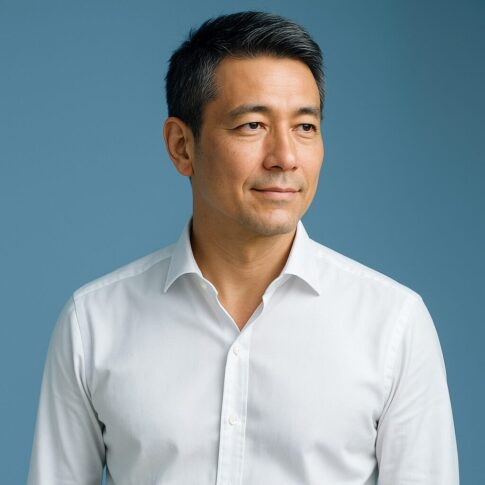 清潔感のある40〜50代男性がさりげない香りをまとっている様子