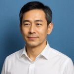 青基調の背景に、清潔感のある40〜50代の日本人男性が微笑んでいる半リアルなポートレート。
