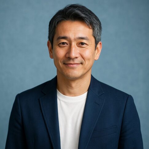 青基調の背景で清潔感のある40〜50代の日本人男性が微笑んでいるアイキャッチ画像