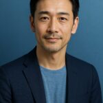 清潔感のある40〜50代日本人男性が青基調の背景で微笑む半リアルイラスト。婚活で第一印象を上げるスキンケアをイメージしたアイキャッチ画像。