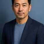 冬らしい青基調の背景で、清潔感のある40〜50代日本人男性が落ち着いた表情で写っている半リアルなアイキャッチ画像