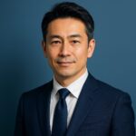 青基調の背景で、清潔感のある40〜50代日本人男性が落ち着いた表情で写っている半リアル調のアイキャッチ画像