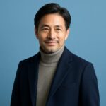 清潔感のある40〜50代日本人男性が青基調の背景で微笑む冬コーデのアイキャッチ画像