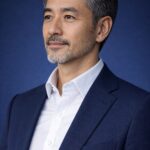 清潔感のある短く整えた髭の40代・50代日本人男性を深い青背景で表現したアイキャッチ画像