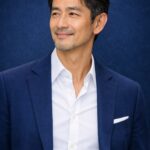 春の婚活に向けて清潔感を整えた40代・50代の日本人男性のポートレート