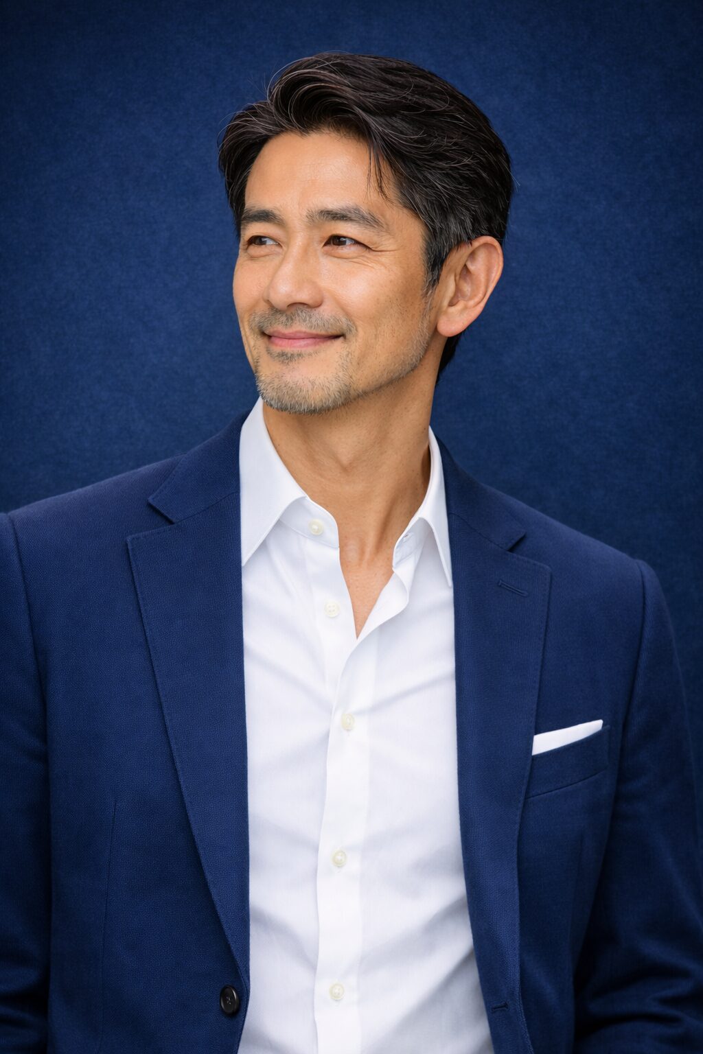 春の婚活に向けて清潔感を整えた40代・50代の日本人男性のポートレート